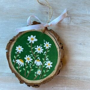 NEW floral wood slice ornament, home decor green with white daisies